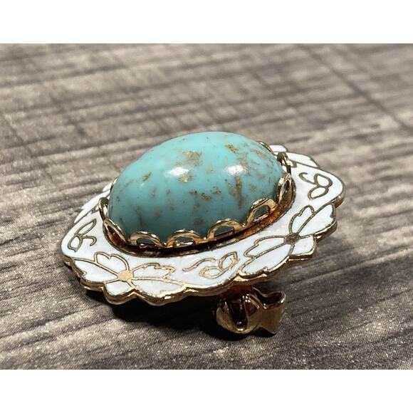 Vintage Faux Turquoise Stone Pin Brooch Gold Tone Scalloped White Enamel - Picture 3 of 9